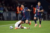 Luis Diaz tackelt Achraf Hakimi hard van achteren tijdens PSG - Bayern München in de Champions League. ©Getty Images