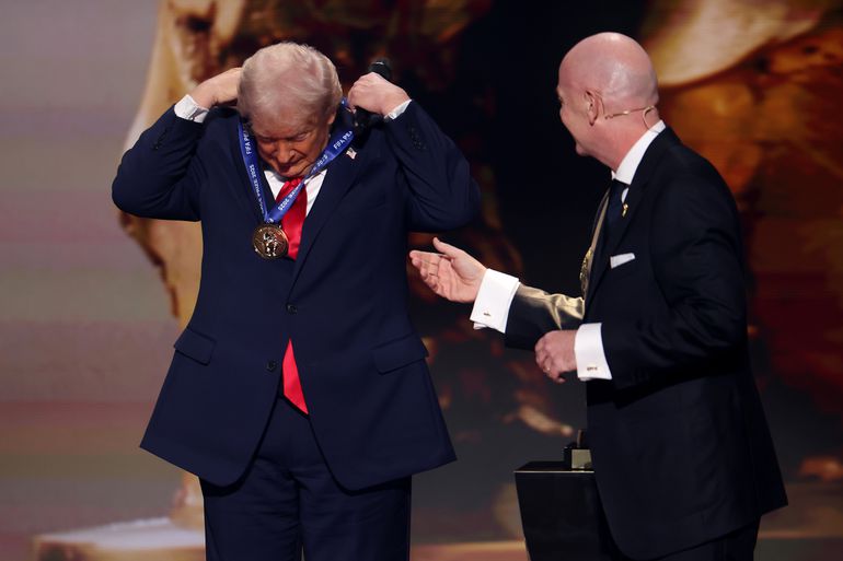 President Donald Trump krijgt 'vredesprijs' tijdens WK loting: 'FIFA misbruikt het voor politieke doeleinden'