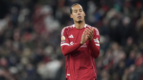 'Lafaard' Virgil Van Dijk genadeloos afgemaakt na nieuw matig optreden: 'Hij doet alles verkeerd'
