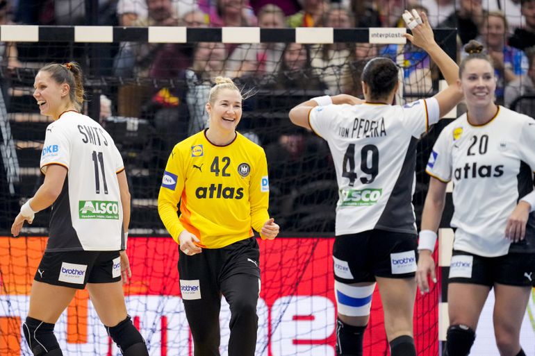 Dolle vreugde na 'perfecte wedstrijd' Duitse handbalsters op WK: 'Alsof ze van een andere planeet komt'