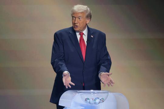 Donald Trump 'verrast' tijdens loting WK voetbal: 'Dit is shocking'