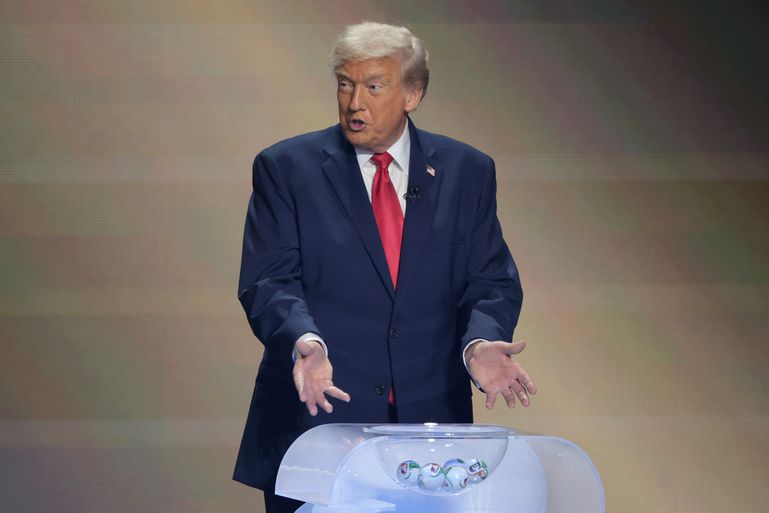 Donald Trump 'verrast' tijdens loting WK voetbal: 'Dit is shocking'