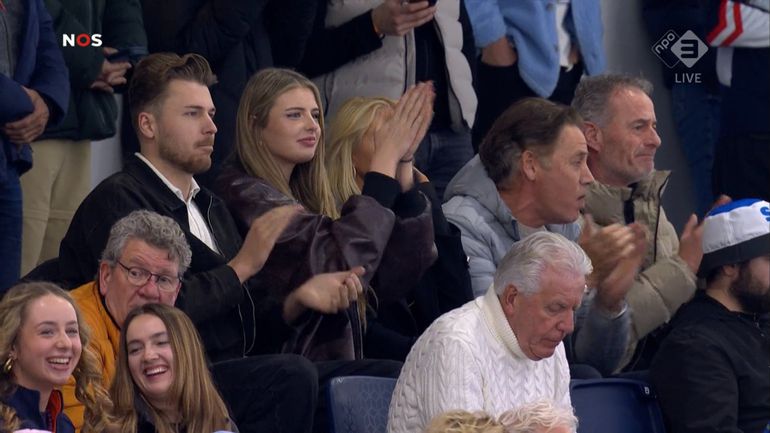 Ouders en zusje van gehavende Jutta Leerdam vieren feest in Thialf na gouden race World Cup Heerenveen