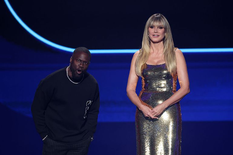 Topmodel Heidi Klum (52) steelt de show bij loting WK voetbal met schitterende glitterjurk