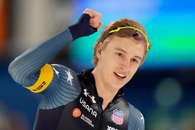 Schaatsfenomeen Jordan Stolz zorgt voor sensatie in Thialf met baanrecord op 1500 meter