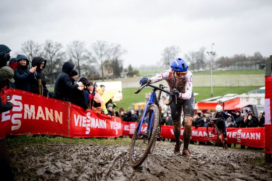 Moegestreden Lucinda Brand neemt onverwachts afscheid van trots bezit: 'Dit doet echt pijn'