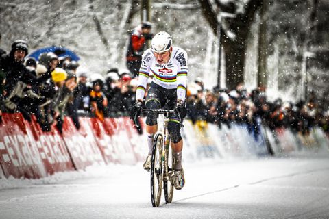 ‘Doodeng’ optreden wielerfenomeen Mathieu van der Poel zorgt voor rillingen: ‘Hij was helemaal aan het shaken’