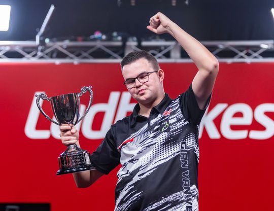 Topdarter Gian van Veen is grootste motivatie kwijt voor mooie titel: 'De regels zijn ineens omgegooid'