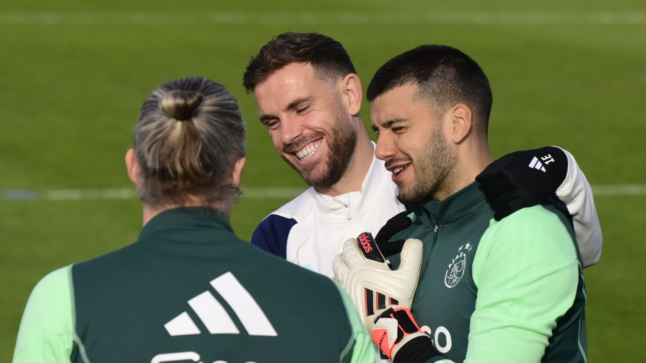 Ajax-keeper Gerónimo Rulli enorm blij voor de camera: 'Zag slechtste periode vanaf mijn bank'