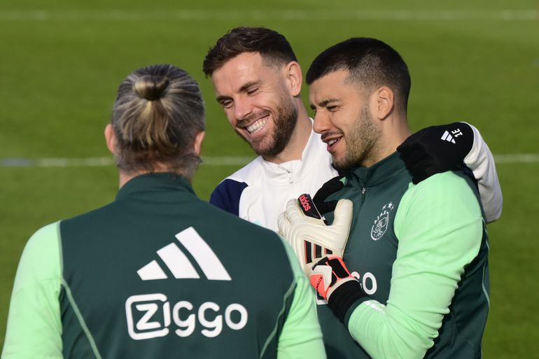 Ajax-keeper Gerónimo Rulli enorm blij voor de camera: 'Zag slechtste periode vanaf mijn bank'