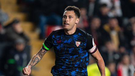 Lucas Ocampos wordt in z'n kont geprikt door fan: 'Als dit bij de vrouwen gebeurt...'