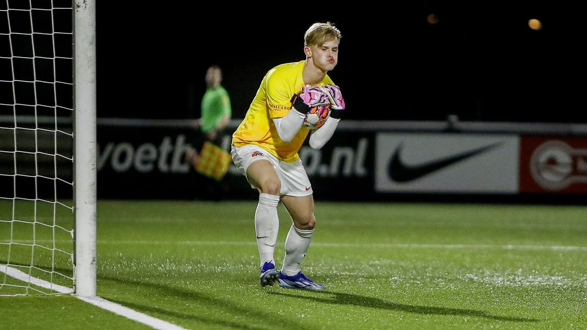 Basisdebutant bij Jong AZ scoort winnende én keept kwartiertje tegen Roda JC