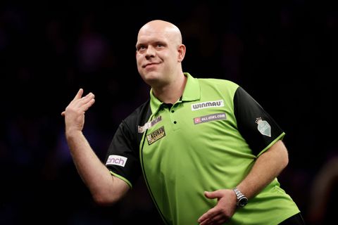 Michael van Gerwen neemt op waanzinnige wijze revanche op Luke Littler, maar mist finale op eerste Premier League-avond