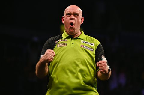 Michael van Gerwen lacht na 'hoogtepunt' tegen Luke Littler: 'Hij was nú te laat'