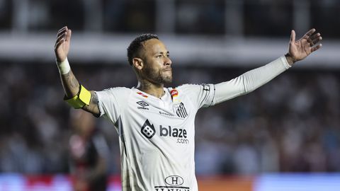 Neymar wederom onder vuur in Brazilië: 'Aanvaller bedroog zwangere vriendin op feest met 20 escorts'