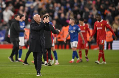 Arne Slot vraagt fans bij jacht op 'nieuwe herinneringen' om gunst: 'Hopelijk is dat het geval'