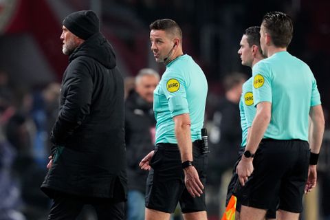 Woeste assistent-trainer Feyenoord laat onvrede over dubieuze beslissing merken met deze twaalf (!) emoticons
