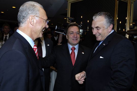 Oud-scheidsrechter hekelt 'eigen stijltjes' van huidige arbiters in Nederland: 'Dat hoor ik ook van spelers en trainers'