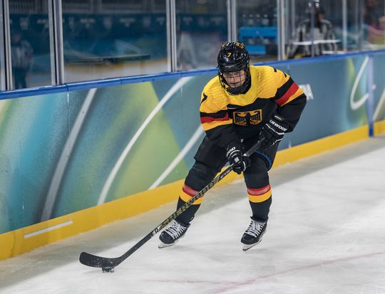 Duitse ijshockeyster gaat uit de kleren in aanloop naar Olympische Spelen: 'Dit is hét gespreksonderwerp'