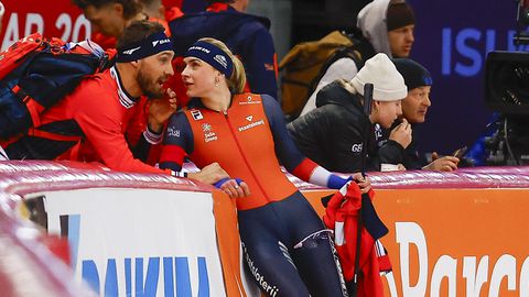 Topschaatser Kjeld Nuis kan zich niet gedragen in fotohokje met vriendin Joy Beune