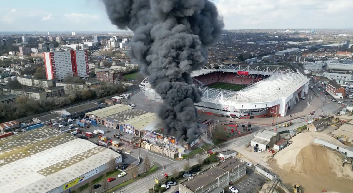 Video | Southampton - Preston uitgesteld vanwege flinke brand vlakbij St Mary's Stadium