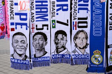 Sjaals van Kylian Mbappé nu al te koop buiten stadion Real Madrid