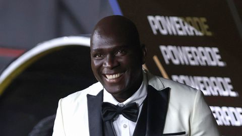 Opvallende coach gaat de hele wereld over na ruime zege op Memphis Depay