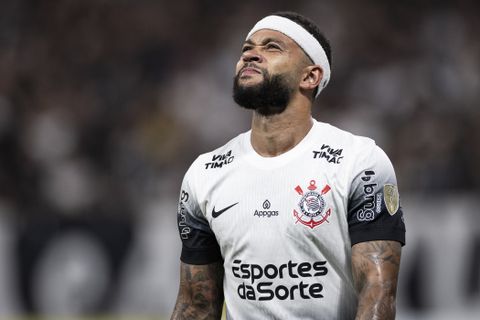 'Geïrriteerde' Memphis Depay krijgt er hard van langs in Brazilië: fans geven hem een 1 na enorme zeperd