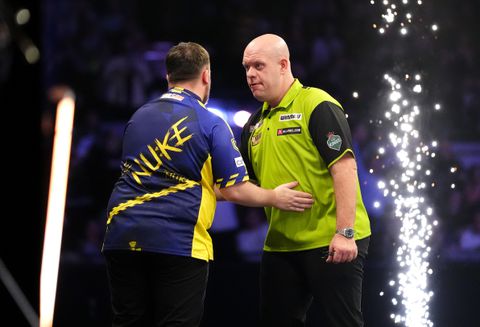 Vloekende Michael van Gerwen moet nieuwe week wachten na oorwassing tegen Luke Littler