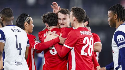 AZ zorgt voor indrukwekkende stunt tegen Tottenham Hotspur, maar moet zich ook achter de oren krabben