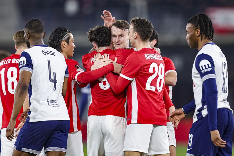 AZ zorgt voor indrukwekkende stunt tegen Tottenham Hotspur, maar moet zich ook achter de oren krabben