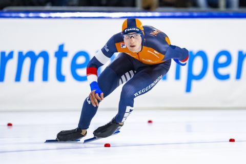 Jenning de Boo zaagt telkens verder aan stoelpoten van Jordan Stolz: 'Ik merk dat ik me eraan ga ergeren'