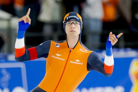 Schaatskampioen Jenning de Boo wordt gehuldigd op bijzondere plek: 'Volgens mij mag ik zelfs rondje over het veld'