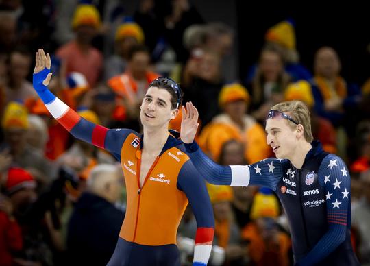 IJzersterke Jenning de Boo overklast Jordan Stolz en grijpt sensationele titel op WK sprint