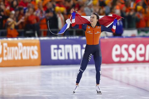 Schaatsicoon Ireen Wüst verwent Femke Kok na WK sprint met cadeau, kampioene deelt het met vriendin