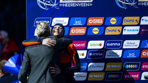 Schaatsicoon Marianne Timmer beleeft prachtig onderonsje met Femke Kok op WK sprint: 'Twee vingers in de neus'