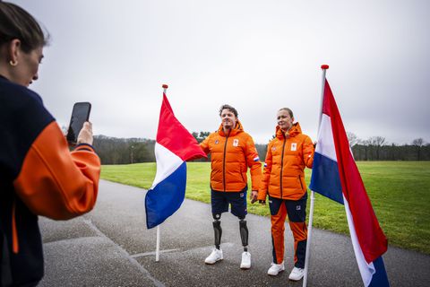 Dit zijn de twee vlaggendragers van TeamNL tijdens veelbesproken openingsceremonie van Paralympische Spelen