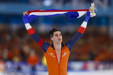 Jenning de Boo krijgt 'kippenvel' van sfeer in Thialf na goud op WK sprint: 'Mooiste weekend van mijn leven'