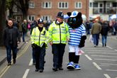 Mascotte Jude the Cat van Queens Park Rangers (rechts op de foto) © Getty Imaegs