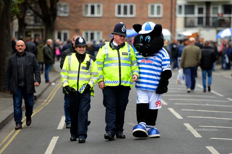 QPR-mascotte Jude the Cat is een smeerpoes en wordt ontslagen: 'Flirtte met vrouwen'