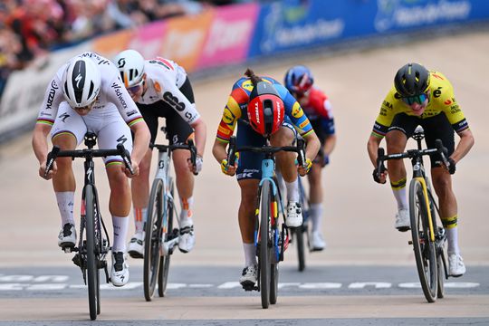 Geen zege Parijs-Roubaix voor Marianne Vos: wereldkampioene Lotte Kopecky wint met enorme eindsprint