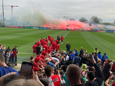 Feyenoord wordt op Varkenoord door honderden supporters toegejuicht richting De Klassieker