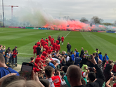 De spelers van Feyenoord worden door het publiek toegejuicht op Varkenoord. ©Sportnieuws.nl