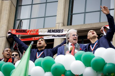 Lee Towers stopt met 'You'll Never Walk Alone' tijdens Marathon Rotterdam