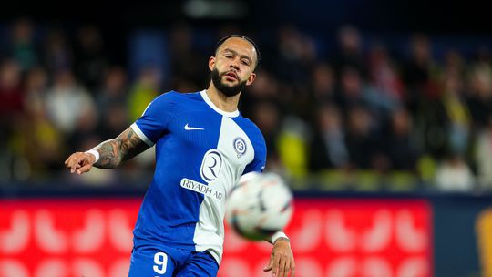 Memphis Depay botst bij training Atlético Madrid tegen ploeggenoot en moet per brancard veld af