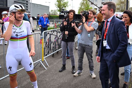 Lotte Kopecky verschijnt ondanks ophef gewoon met witte broek aan start Parijs-Roubaix