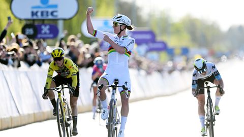 Lotte Kopecky toont haar spierballen en pakt recordzege in Ronde van Vlaanderen, grote concurrente valt