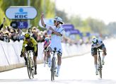 Lotte Kopecky toont haar spierballen en pakt recordzege in Ronde van Vlaanderen, grote concurrente valt