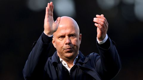 Britse media fileren Arne Slot en Virgil van Dijk: 'Horror show van Liverpool'