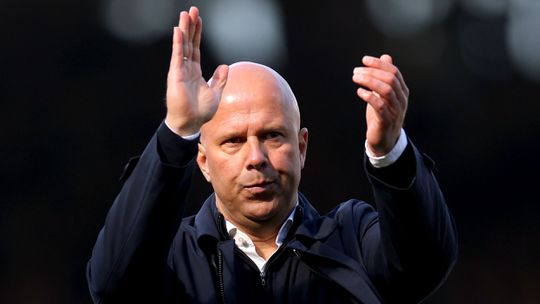 Britse media fileren Arne Slot en Virgil van Dijk: 'Horror show van Liverpool'